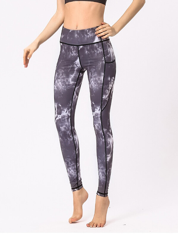 Woman wearing high-waist sports camouflage leggings, featuring a breathable and elastic blend, perfect for yoga and workouts.